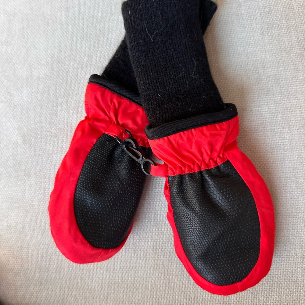 ShowStoppers extended cuff mittens — red. Extra small.